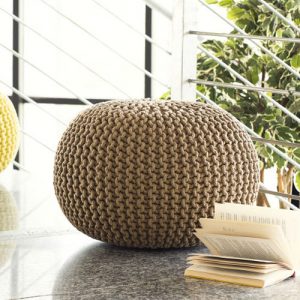 Modischer gestrickter Stuhl im Innenraum von 2020