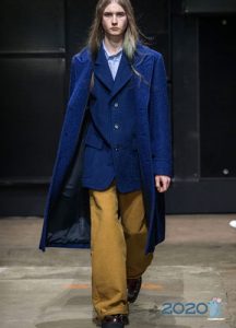 Der Trend der Saison Herbst-Winter 2019-2020 - weite Herrenhosen