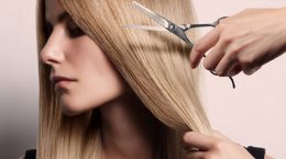 Mädchen mit einer Schere