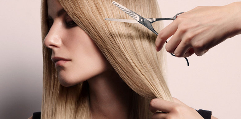 Mädchen mit einer Schere