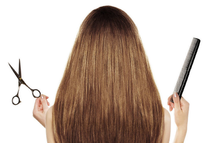 Mädchen mit Schere und Kamm