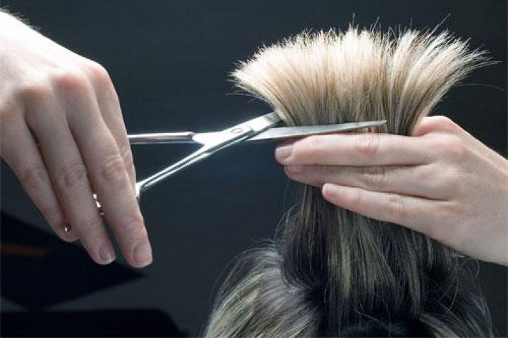 Mädchen schneidet Pony