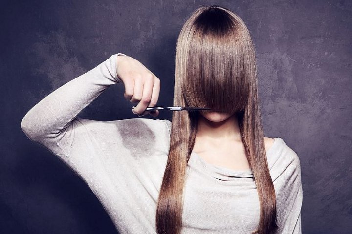 Mädchen schneidet Pony