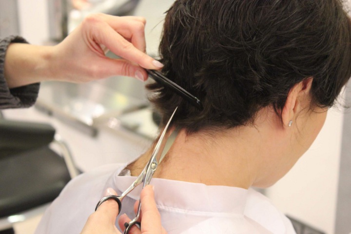 einen Haarschnitt gestalten