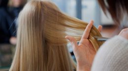 Friseur schneidet Haare