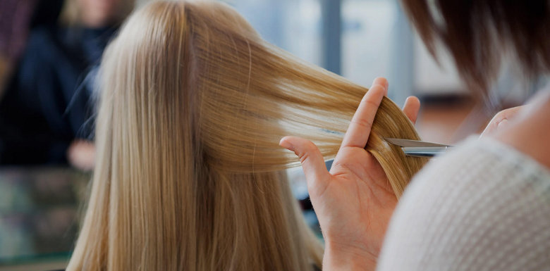 Friseur schneidet Haare