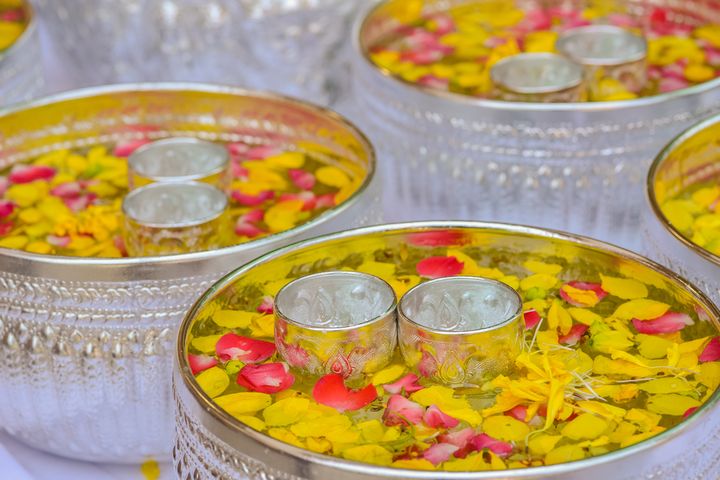 Schalen mit Wasser und Blütenblättern