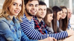 Studenten an ihrem Schreibtisch