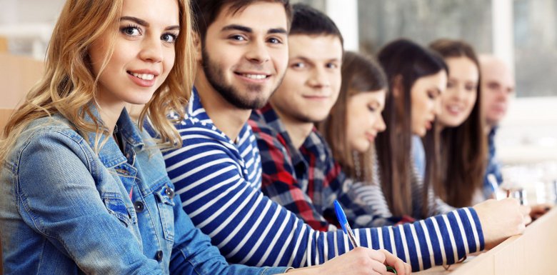 Studenten an ihrem Schreibtisch