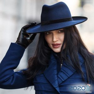 Blauer Hut mit breiter Krempe