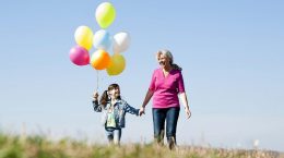 Mädchen mit Bällen und Großmutter