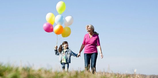 Mädchen mit Bällen und Großmutter