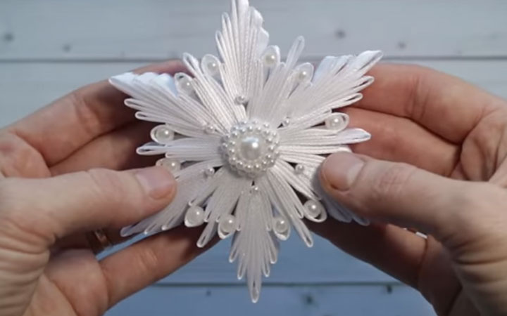 Kanzashi Schneeflocke Schritt für Schritt Anleitung 8