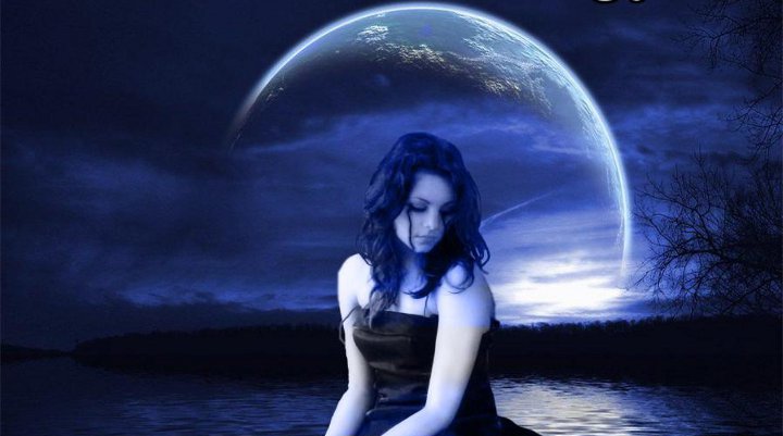 Mädchen auf dem Hintergrund des Mondes