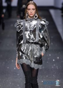 Kleiderfarbe silber für das neue Jahr 2020