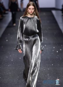 Grau glänzendes Kleid für das neue Jahr 2020