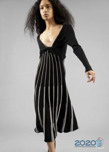 Modisches Schwarzweiss-Kleid 2020