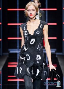 Schwarzweiss-Cocktailkleid für das neue Jahr 2020