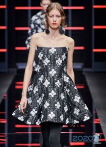 Schwarzweiss-Babykleid für neues Jahr 2020