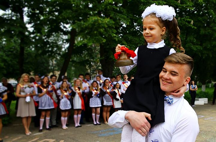 Abschluss mit einem Erstklässler auf seinen Schultern