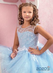 Stilvolle Weihnachtsfrisur für ein Mädchen für 2020