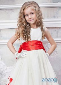 Modische Ringe für das neue Jahr 2020 für das Mädchen