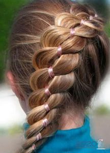 Ungewöhnliches Geflecht für ein Mädchen