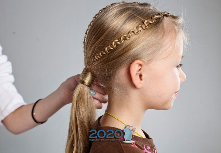 Modische Frisuren für Mädchen für das neue Jahr 2020