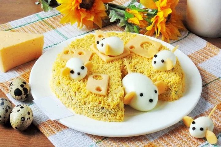 Frischer Salat mit Reis, Schinken und Käse