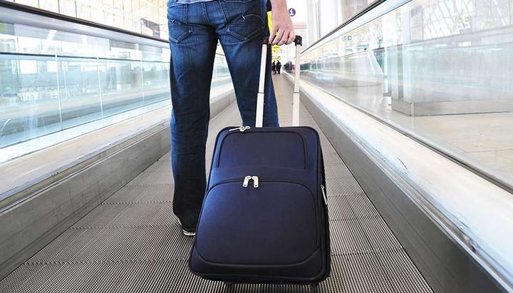 Mann mit einem Koffer