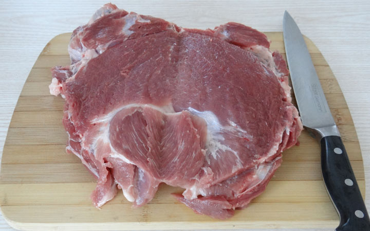 Schweinefleischrolle mit Pflaumen und Äpfeln