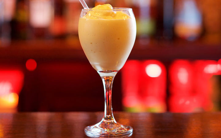 Bananencocktail mit Eiscreme für das neue Jahr 2020