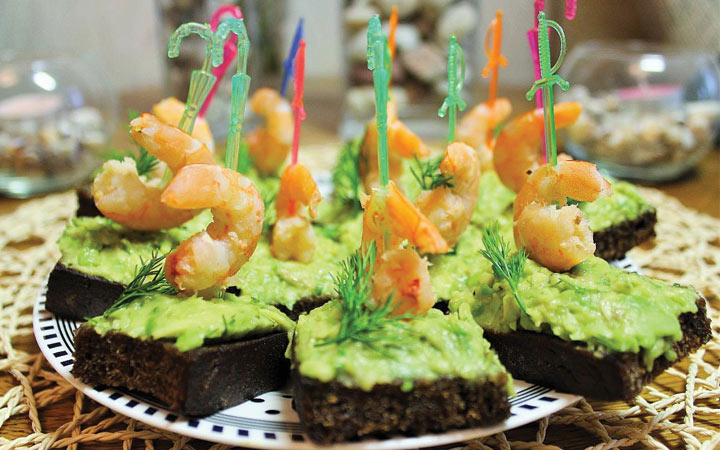 Exotische Häppchen mit Garnelen und Avocado für das neue Jahr 2020