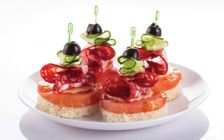 Häppchen mit Salami und Tomaten für das neue Jahr 2020