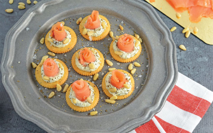 Canapes mit Lachs und Frischkäse für das neue Jahr 2020