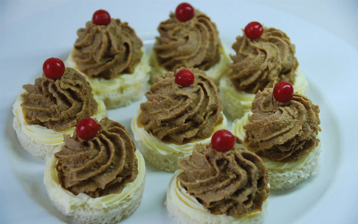 Canapes in Leberpastete für das neue Jahr 2020