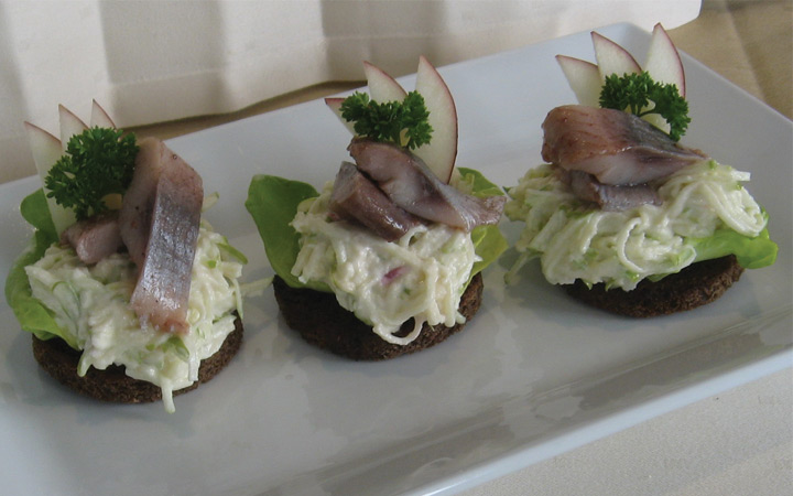 Häppchen mit Hering und Äpfeln für das neue Jahr 2020