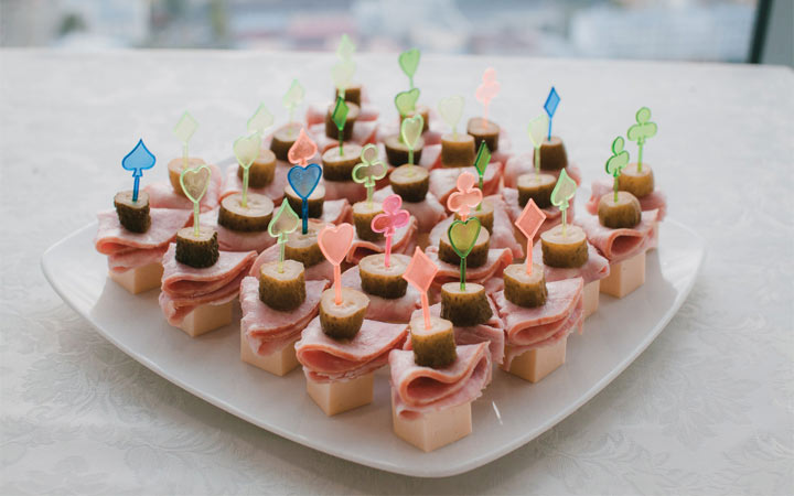 Canapes mit Schinken und Essiggurken für das neue Jahr 2020