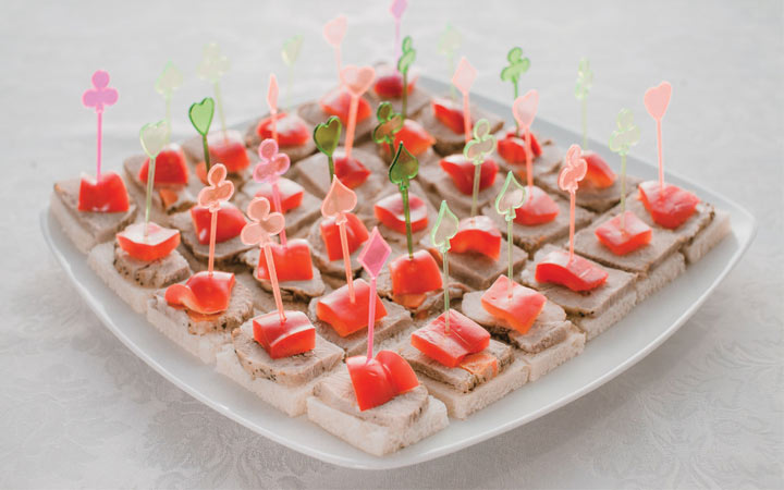 Canapes mit gekochtem Schweinefleisch und Paprika für das neue Jahr 2020