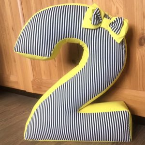 Dekorative Kissenfiguren für das neue Jahr 2020.