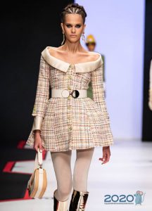 Ein flauschiges kurzes Kleid für das neue Jahr 2020