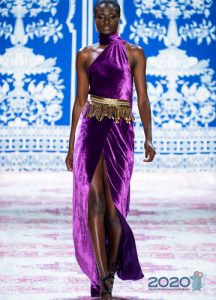 Samtweihnachtskleid 2020 mit hohem Schlitz