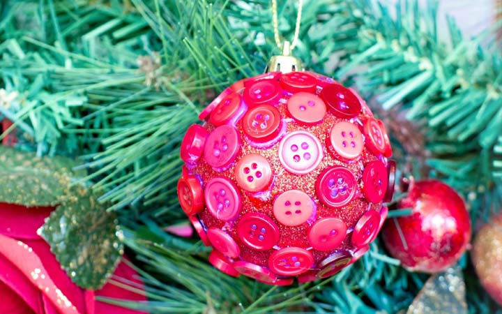 DIY Weihnachtskugel 2020 von einfachen Knöpfen mit Ihren eigenen Händen