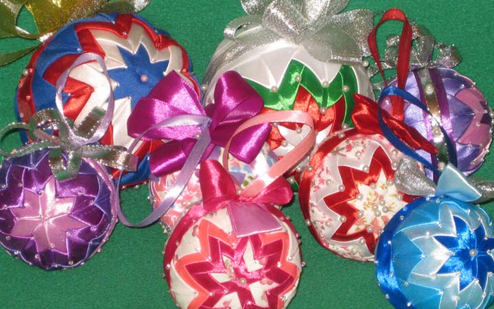 Weihnachtskugeln aus Satinbändern für 2020