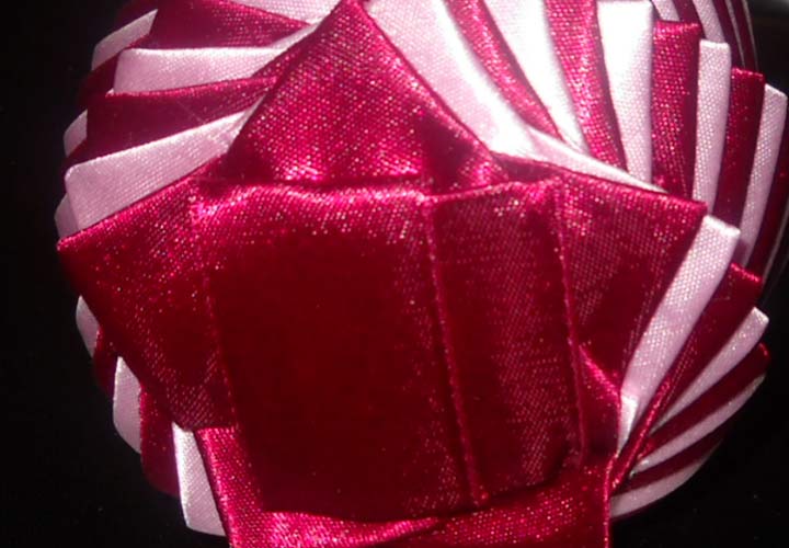 Bälle aus Bändern - Dekorationen für 2020