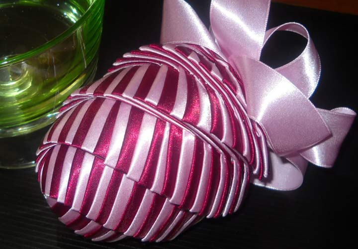 Ungewöhnliches Weihnachtsspielzeug aus Satinbändern für 2020