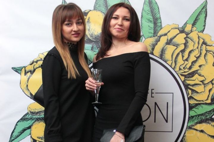 Zwei Mädchen im Theater