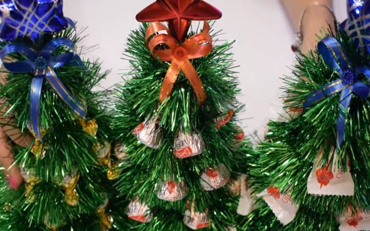 Weihnachtsbaum aus Süßigkeiten für das neue Jahr 2020