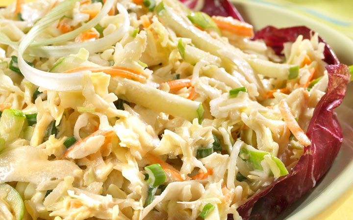 Neujahrssalat 2020 mit Krabbenstangen und Apfel