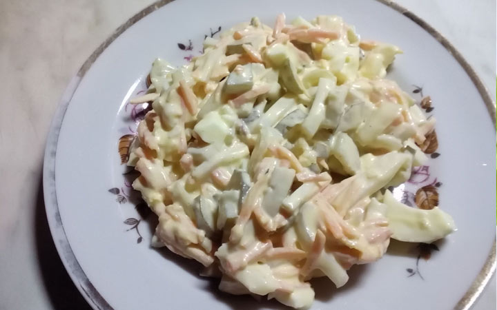 Salat mit Tintenfisch und Käse für das neue Jahr 2020
